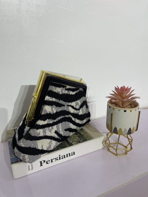 Flora zebra purse